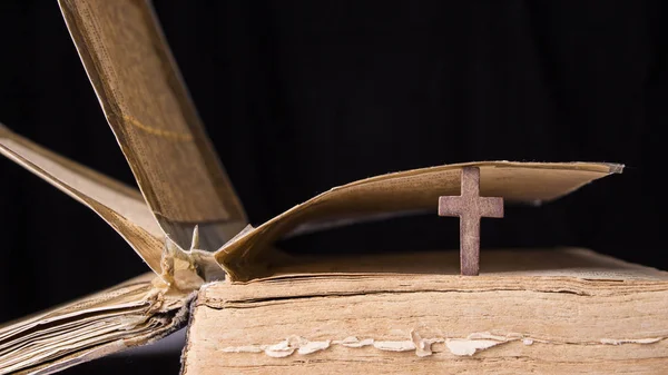 Croce marrone sulla Bibbia. Libro sacro . — Foto Stock