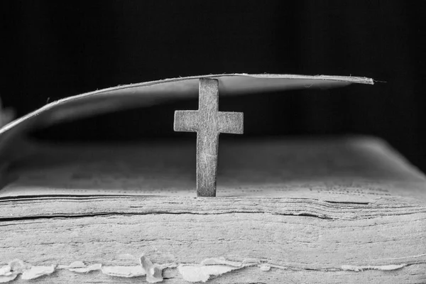 Cruz na Bíblia. Livro sagrado. Fotografia em preto e branco — Fotografia de Stock