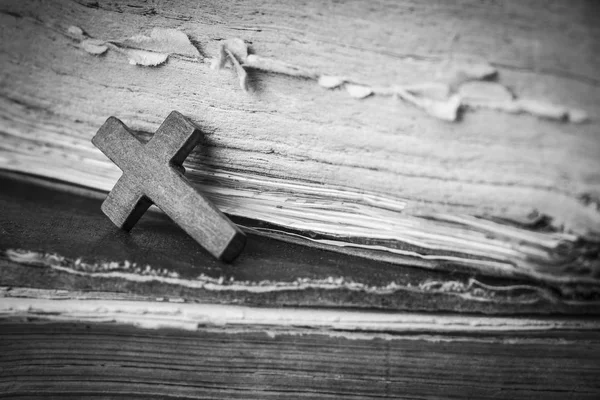 Krzyż na Biblii. Święta Księga. Fotografia czarno-białe — Zdjęcie stockowe