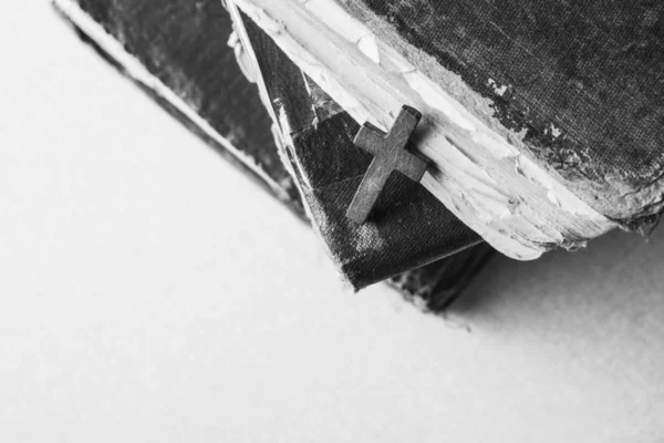 Krzyż na Biblii. Święta Księga. Czarno-białe zdjęcie — Zdjęcie stockowe