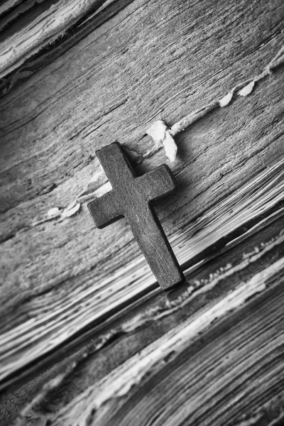 Cross på Bibeln. Heliga bok. Svartvitt fotografi — Stockfoto