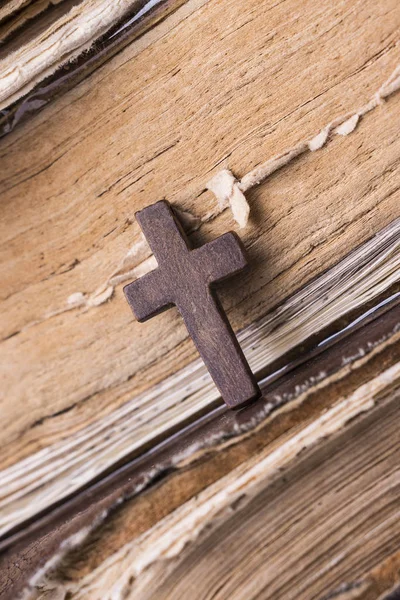 Cruz marrón en la Biblia. Libro sagrado . —  Fotos de Stock
