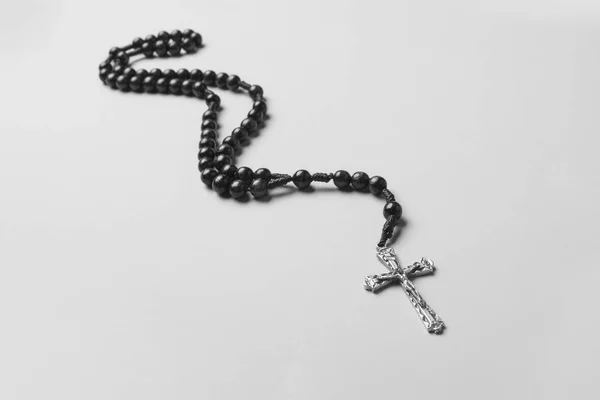 Rosary σε μονοφωνικό φόντο. Μαύρο και άσπρο φωτογραφία. — Φωτογραφία Αρχείου