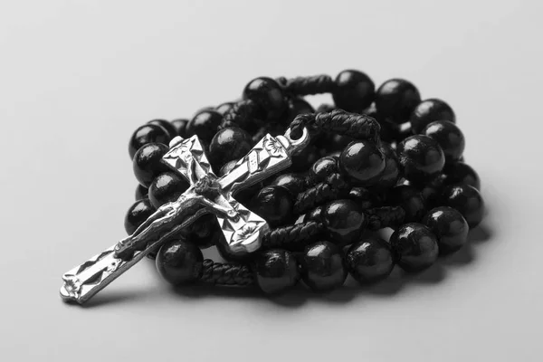 Rosary σε μονοφωνικό φόντο. Μαύρο και άσπρο φωτογραφία. — Φωτογραφία Αρχείου