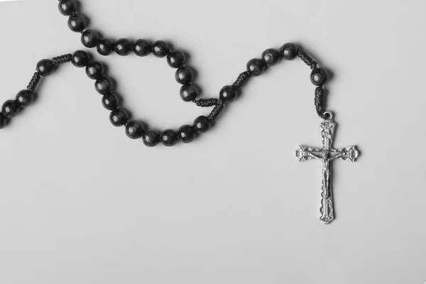 Rosary σε μονοφωνικό φόντο. Μαύρο και άσπρο φωτογραφία. — Φωτογραφία Αρχείου