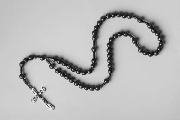 Rosary σε μονοφωνικό φόντο. Μαύρο και άσπρο φωτογραφία. — Φωτογραφία Αρχείου