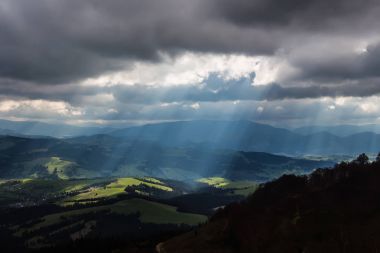Dawn dağlarda. Bahar. Karpatlar Ukrayna seyahat