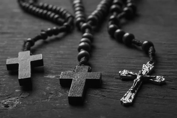 Розарій з християнського хреста на однотонні фоні. Чорно-біла фотографія. — стокове фото