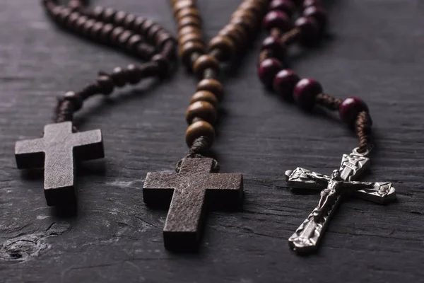 Rosário com uma cruz cristã em um fundo de madeira escura . Fotos De Bancos De Imagens Sem Royalties