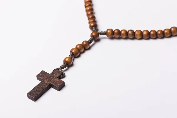Ροζάριο και ένα σταυρό σε ένα ανοιχτό γκρι φόντο. — Φωτογραφία Αρχείου