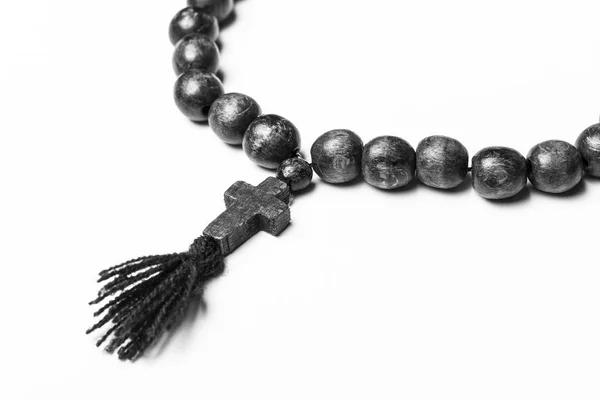 Rosário e uma cruz em um fundo cinza claro . — Fotografia de Stock