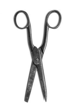 Beyaz arka plan üzerinde izole eski paslı makas. Siyah beyaz fotoğraf