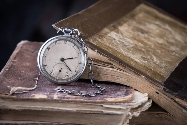Σάπια ρολόι στο φόντο των παλαιών βιβλίων shabby σοφός. — Φωτογραφία Αρχείου
