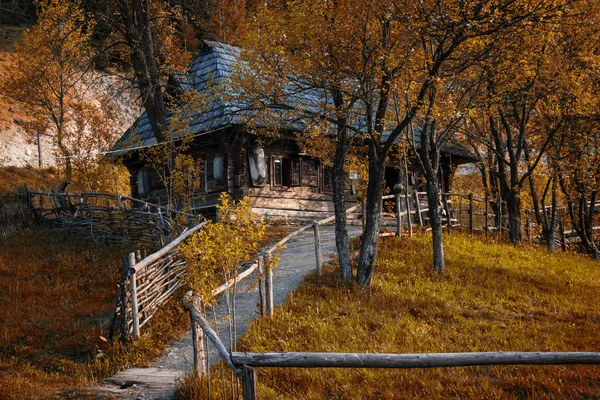 Casas nacionais ucranianas nas montanhas. Outono nos Cárpatos . Fotos De Bancos De Imagens