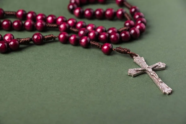 Ροζ Rosary Πράσινο Φόντο Χώρο Για Σύνταξη Του Χριστιανικού Σταυρού — Φωτογραφία Αρχείου