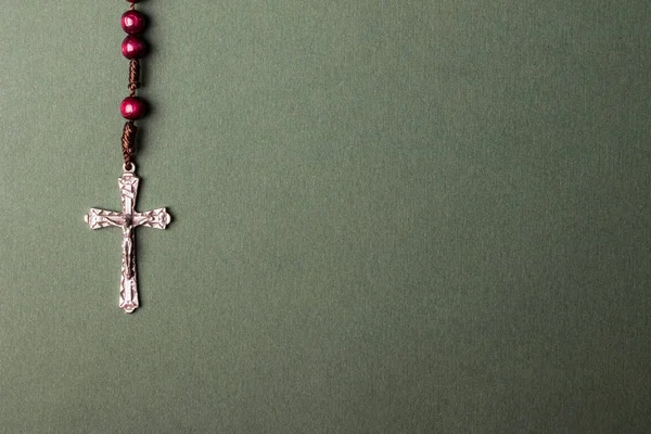 Rosaire Rose Sur Fond Vert Avec Espace Pour Écrire Croix — Photo