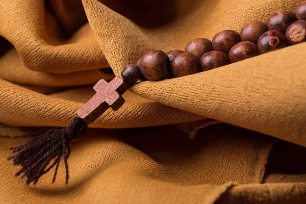 Dřevěný Křesťanský Kříž Růženec Pozadí Zlaté Látky Draperie — Stock fotografie