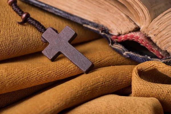 Деревянный Христианский Крест Четки Старая Библия Фоне Золотой Ткани Драпировки — стоковое фото