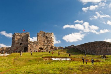 Turistler Yoros Kalesi 'nin (Ceneviz Kalesi) yakınında yürürler. 2 Ocak 2012, Anadolu, Türkiye