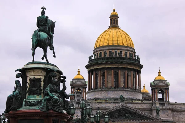 圣以撒大教堂和俄罗斯圣彼得堡尼古拉一世皇帝纪念碑 — 图库照片