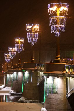 Sampsonian Köprüsü 'nün yeni yıl süslemesi. St. Petersburg