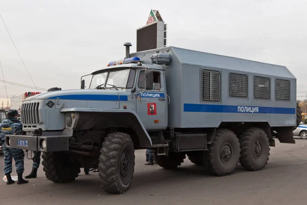- Polis. Rusya 'da gösteri. Rus Marşı, 4 Kasım 2011 'de Moskova' nın Lublino ilçesinde ulusal birlik gününde, Moskova, Rusya