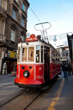 Istiklal Caddesi 'ndeki eski tramvayın görüntüsü. 3 Ocak 2012, İstanbul, Türkiye