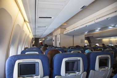 Turist kulübesi inen yolcuların önünde.