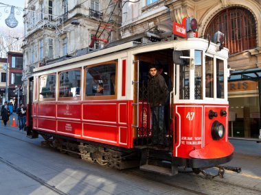 Istiklal Caddesi 'ndeki eski tramvayın görüntüsü. 3 Ocak 2012, İstanbul, Türkiye