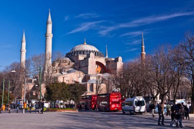 St. Sophia Katedrali manzarası ve bir grup turist. Ayia-Sofya, İstanbul, Türkiye