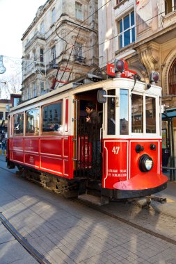 Istiklal Caddesi 'ndeki eski tramvayın görüntüsü. 3 Ocak 2012, İstanbul, Türkiye