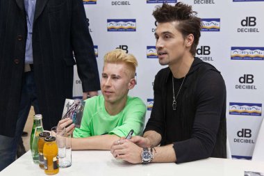 Dima Bilan - L 'etoile' in 15. yıldönümü şerefine Dima Bilan ve Azzaro Decibel 'den imza oturumu. 14 Kasım 2012, Moskova, Rusya