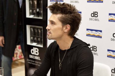 Dima Bilan - L 'etoile' in 15. yıldönümü şerefine Dima Bilan ve Azzaro Decibel 'den imza oturumu. 14 Kasım 2012, Moskova, Rusya