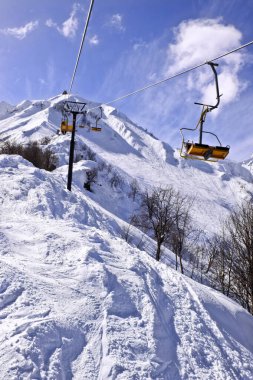 Kar yamacı, kayak merkezinin rotası, Sochi, Rusya