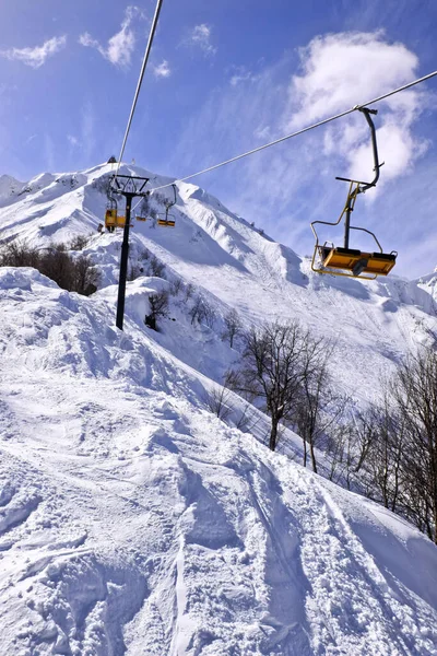 Kar yamacı, kayak merkezinin rotası, Sochi, Rusya