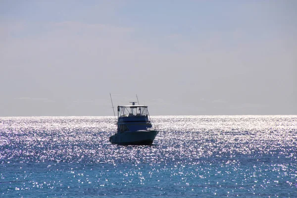 Hermoso yate moderno, barco en el mar con los turistas a bordo . — Foto de Stock