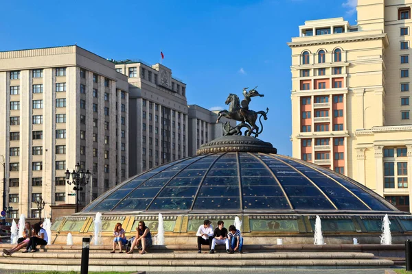 Manezhnajské náměstí v Moskvě na pozadí ruského státu Duma — Stock fotografie