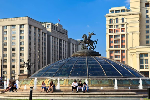 Praça Manezhnaya em Moscou contra o pano de fundo da Duma estatal da Rússia — Fotografia de Stock