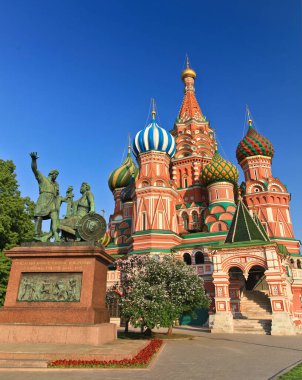 St. Moskova, Rusya 'daki Kızıl Meydan' daki Basil Katedrali. Yazı: 