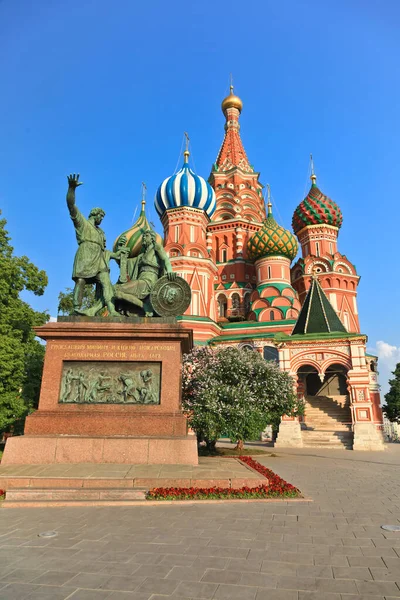 俄罗斯莫斯科红场上的巴西尔主教座堂 Minin和Pozharsky王子 感恩的俄罗斯 1818年 — 图库照片