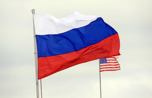Amerikan bayrağının arka planında Rus bayrağı