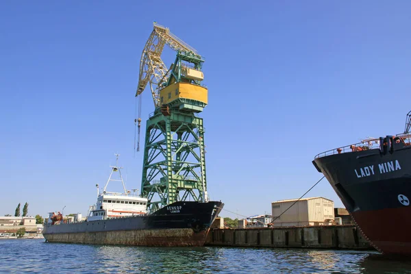 2009年8月在克里米亚乌克兰塞瓦斯托波尔沿海装载海港 — 图库照片