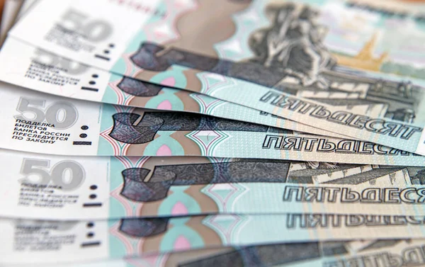 50 Rus rublesi içinde birkaç banknot..