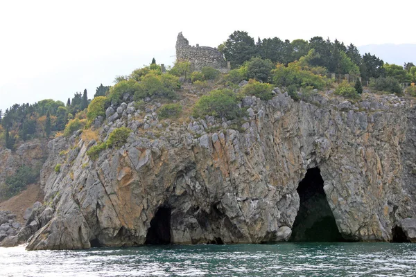 Une Île Une Haute Roche Dans Mer Sur Côte — Photo