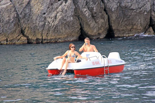 Les Gens Vacances Font Catamaran Dans Mer Août 2009 Crimée — Photo
