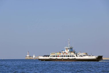 Bir teknede deniz yürüyüşü, Kırım 'ın deniz kıyısında bir gemi. Sivastopol. Ukrayna
