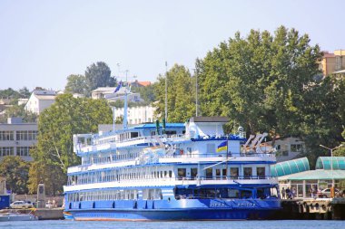 Bir teknede deniz yürüyüşü, Kırım 'ın deniz kıyısında bir gemi. Sivastopol. Ukrayna