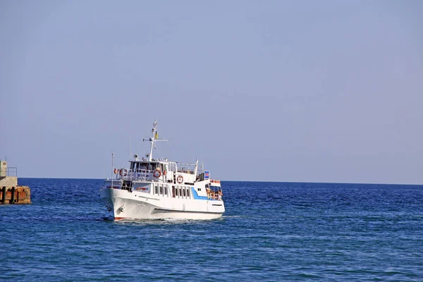 Bir Teknede Deniz Yürüyüşü Kırım Deniz Kıyısında Bir Gemi Sivastopol — Stok fotoğraf
