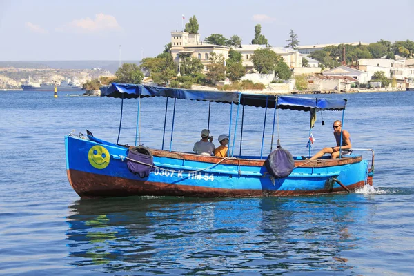 Bir teknede deniz yürüyüşü, Kırım 'ın deniz kıyısında bir gemi. Sivastopol. Ukrayna
