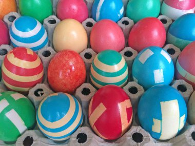 Paskalya kutlamaları için çok renkli güzel Paskalya yumurtaları